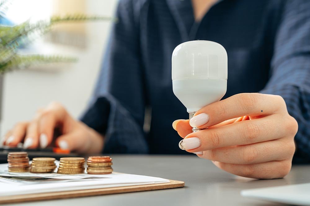 Bruselas impulsa una rebaja de los impuestos de la luz para reducir la factura de hogares y empresas